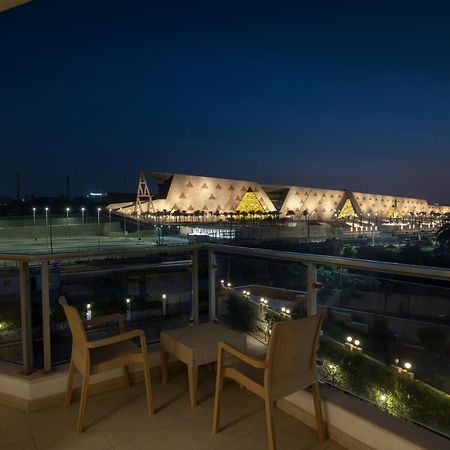 Steigenberger Pyramids Cairo Hotel Al Kawm al Akhdar Kültér fotó View of the airport from a hotel