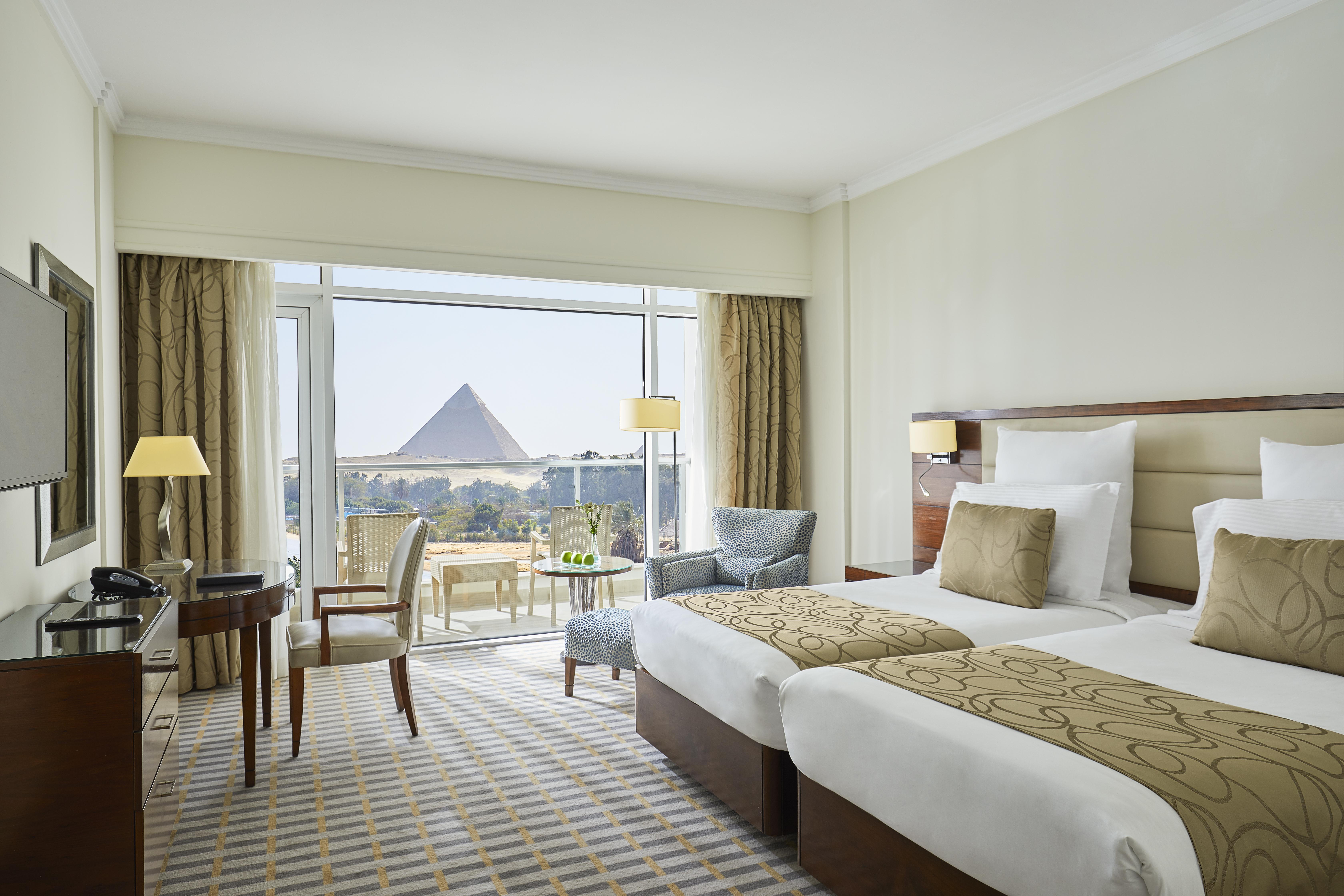 Steigenberger Pyramids Cairo Hotel Al Kawm al Akhdar Kültér fotó A room at the Grand Pyramids Hotel
