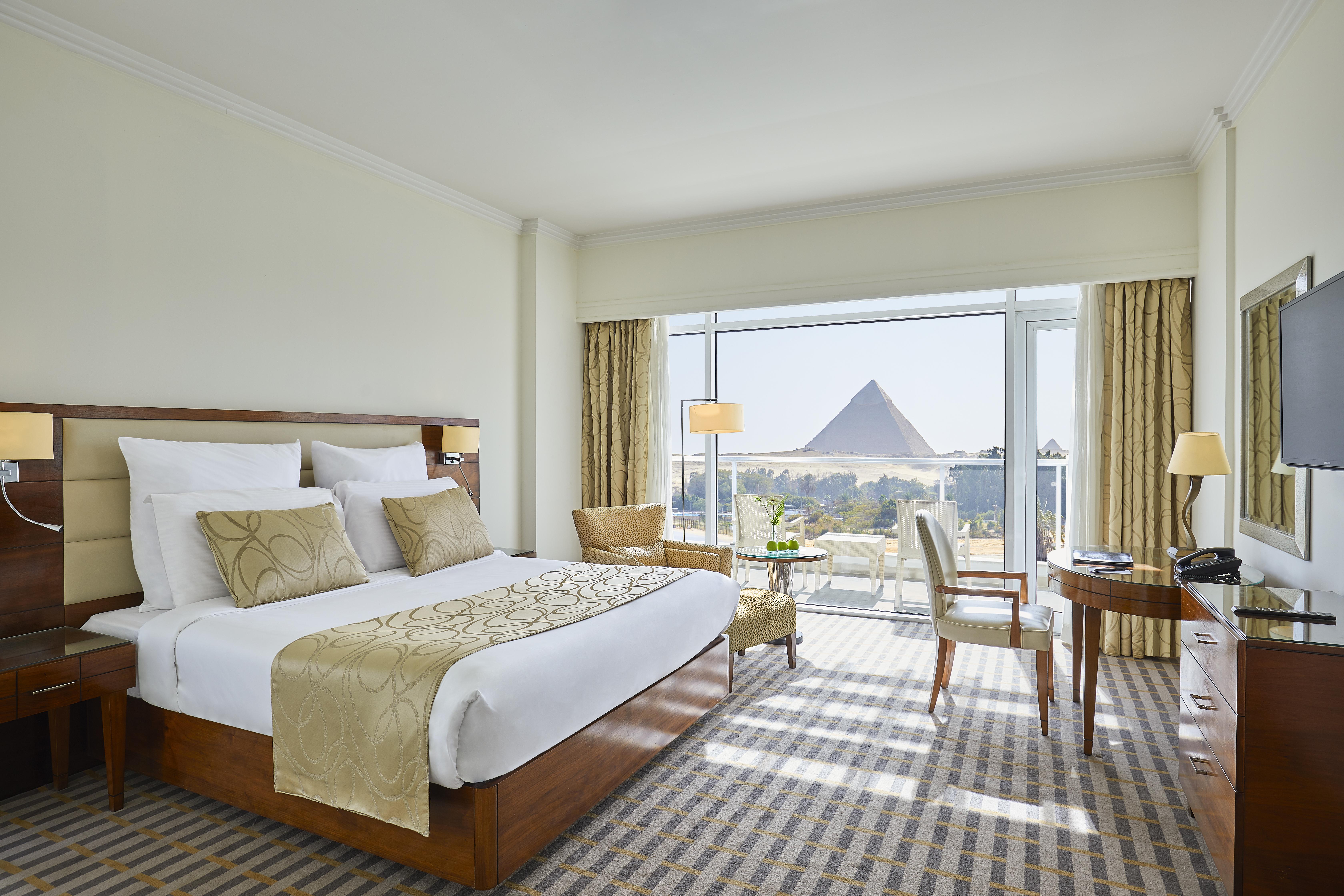 Steigenberger Pyramids Cairo Hotel Al Kawm al Akhdar Kültér fotó A room at the Grand Pyramids Hotel