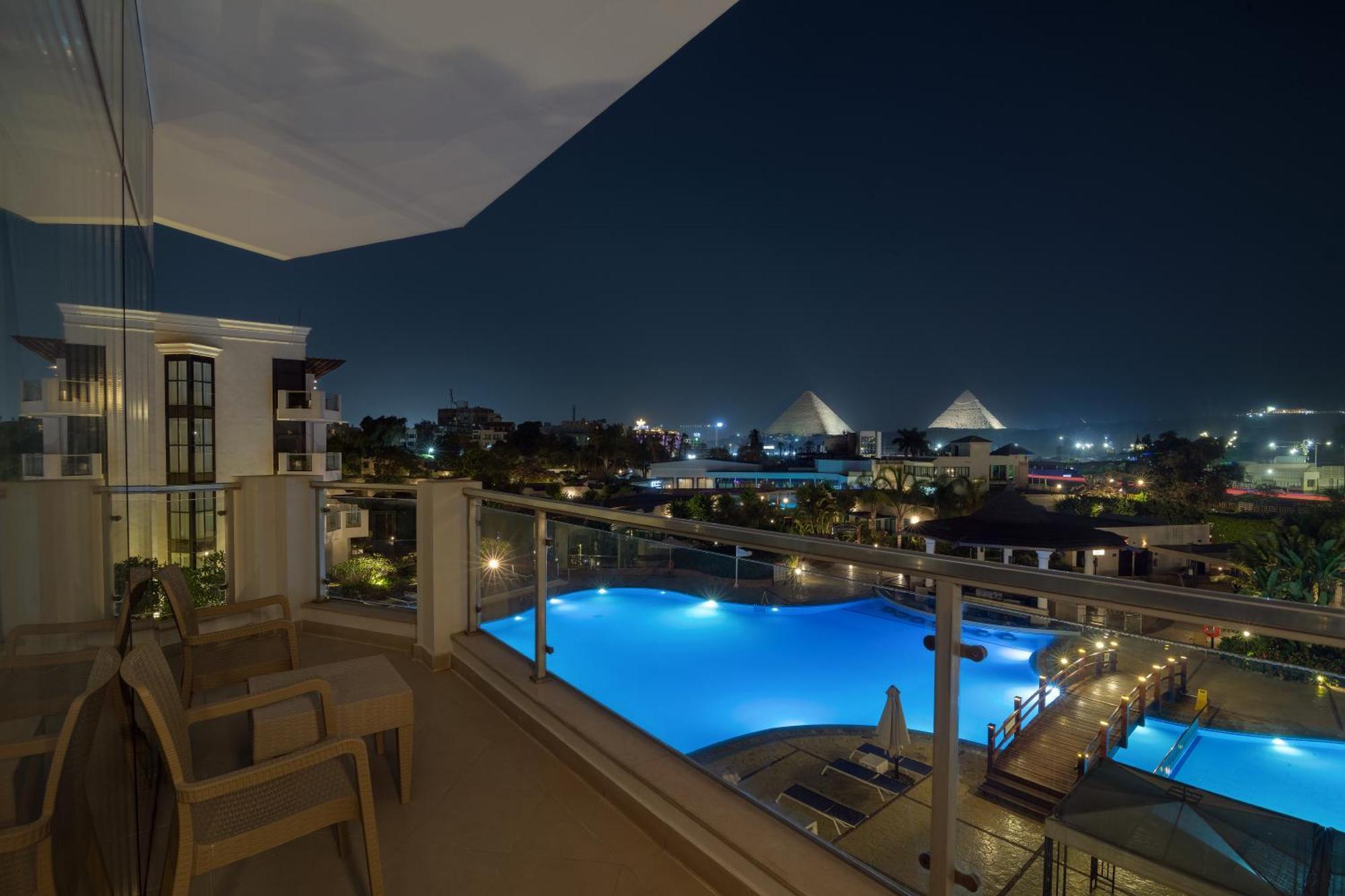 Steigenberger Pyramids Cairo Hotel Al Kawm al Akhdar Kültér fotó View of the pyramids from the hotel