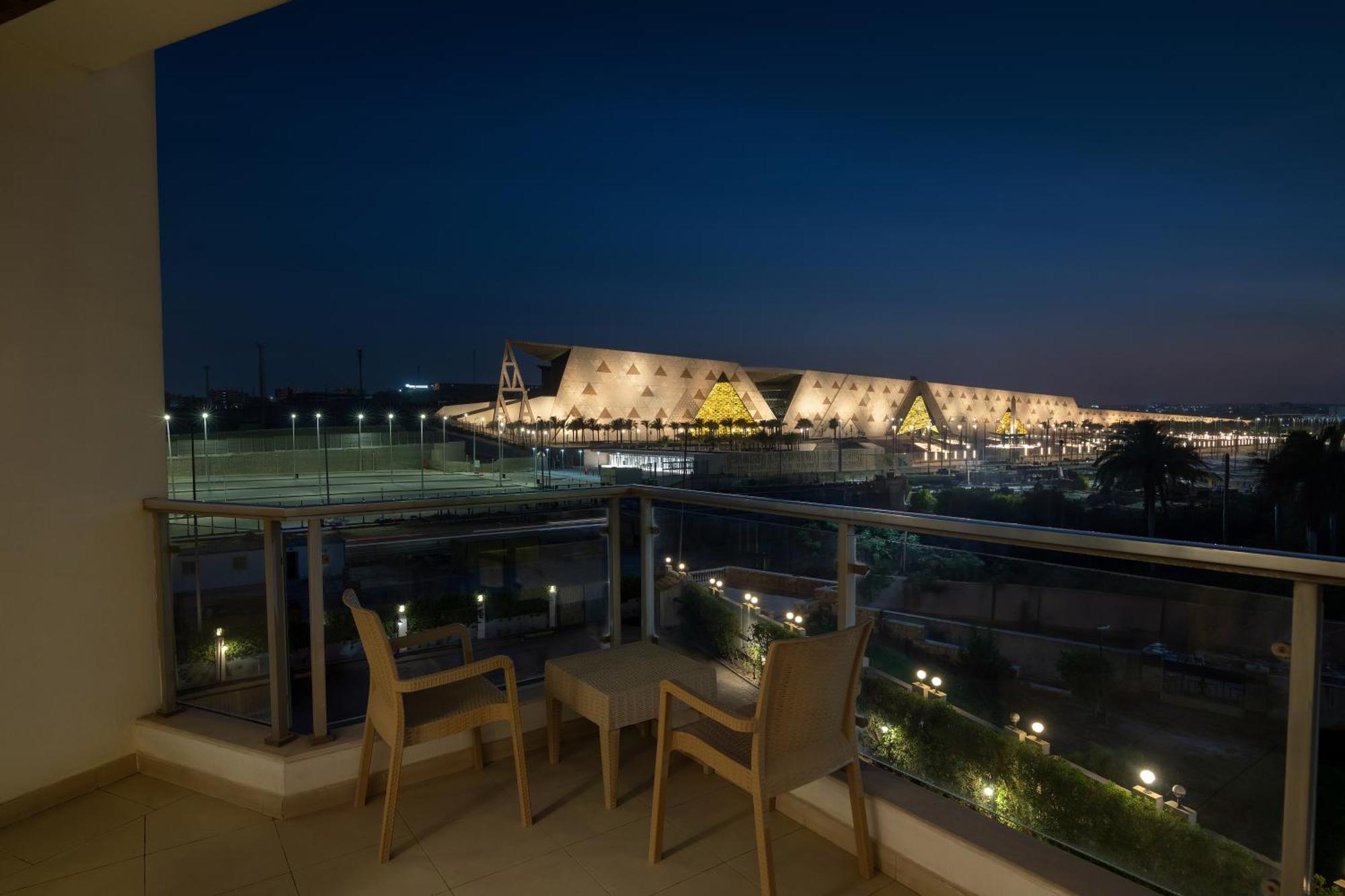 Steigenberger Pyramids Cairo Hotel Al Kawm al Akhdar Kültér fotó View of the airport from a hotel