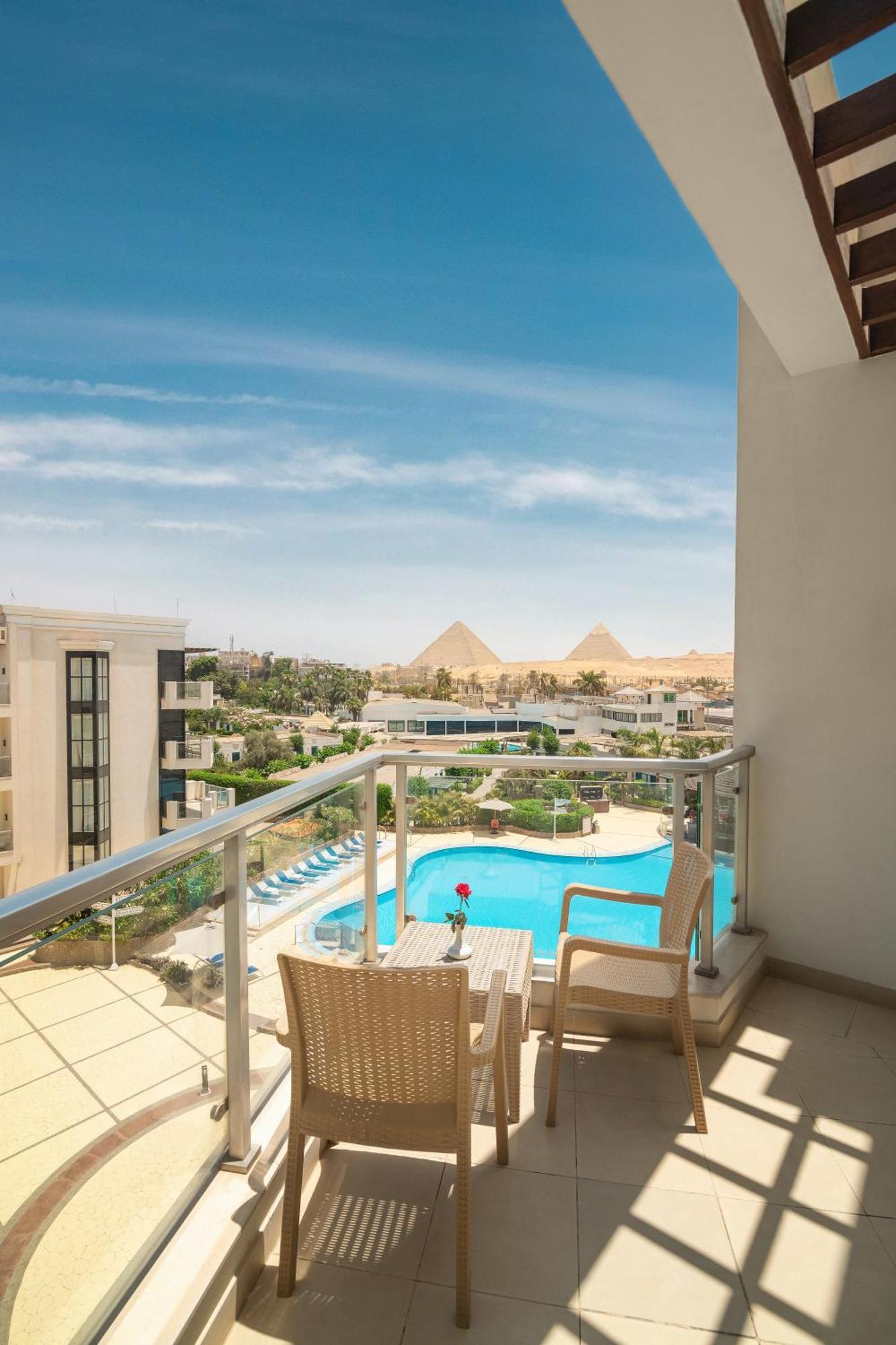 Steigenberger Pyramids Cairo Hotel Al Kawm al Akhdar Kültér fotó View of the pyramids from the hotel