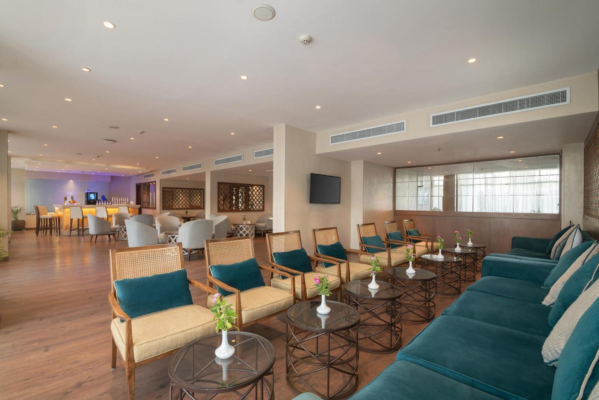 Steigenberger Pyramids Cairo Hotel Al Kawm al Akhdar Kültér fotó The lounge at Male International Airport