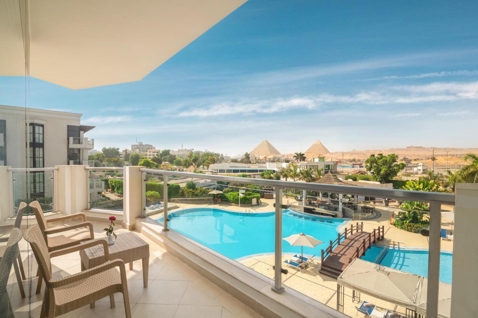 Steigenberger Pyramids Cairo Hotel Al Kawm al Akhdar Kültér fotó The pyramids from the hotel