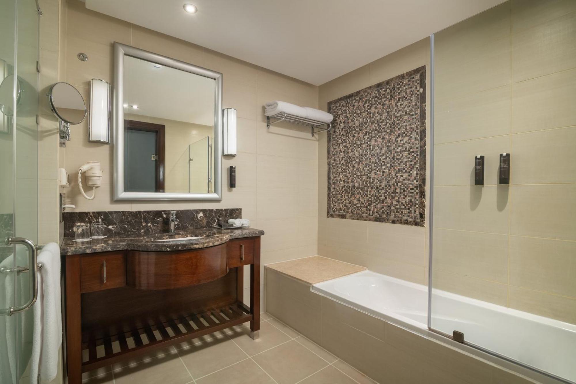 Steigenberger Pyramids Cairo Hotel Al Kawm al Akhdar Kültér fotó Bathroom