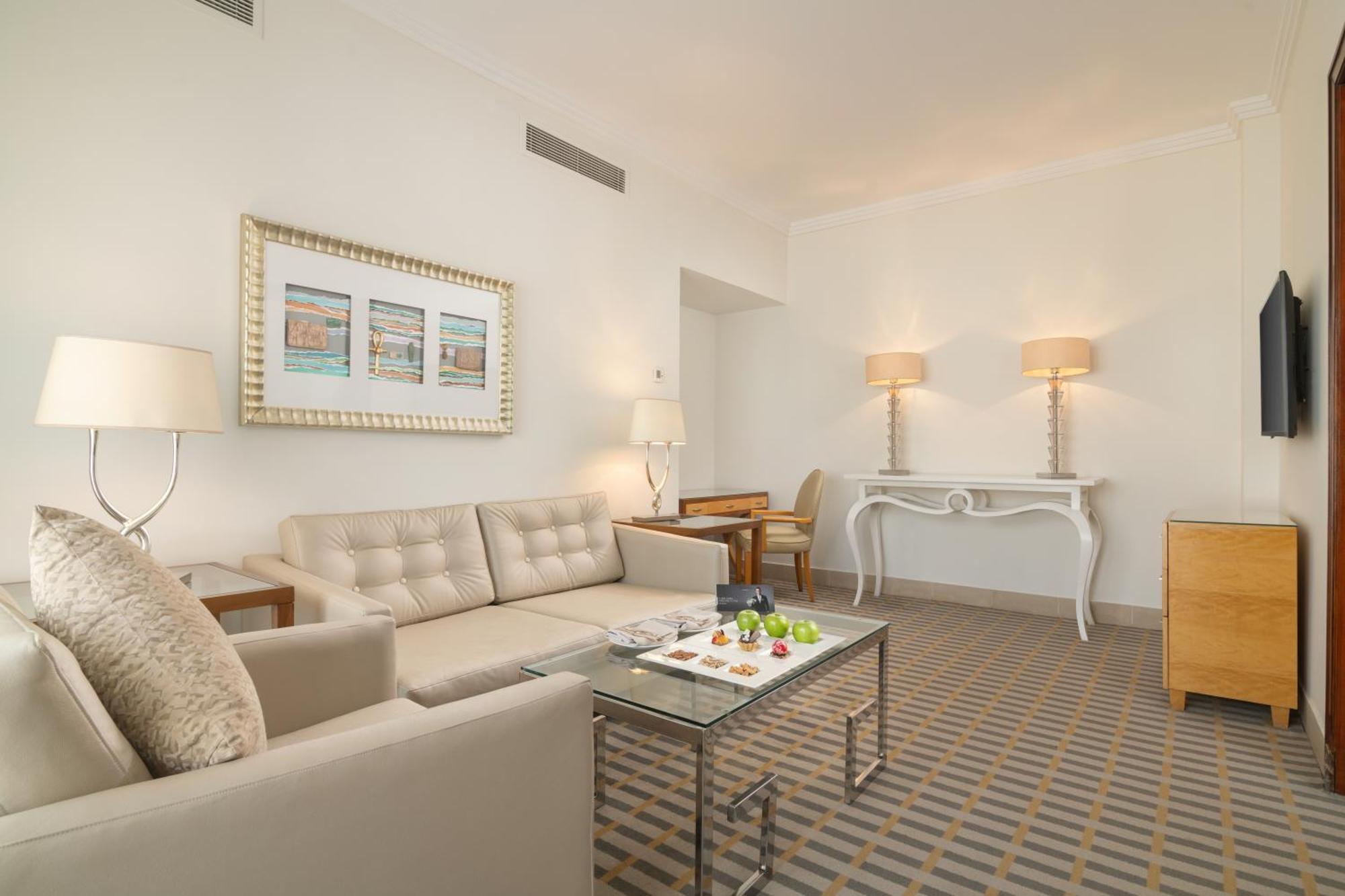 Steigenberger Pyramids Cairo Hotel Al Kawm al Akhdar Kültér fotó A suite at the Waldorf Astoria Chicago