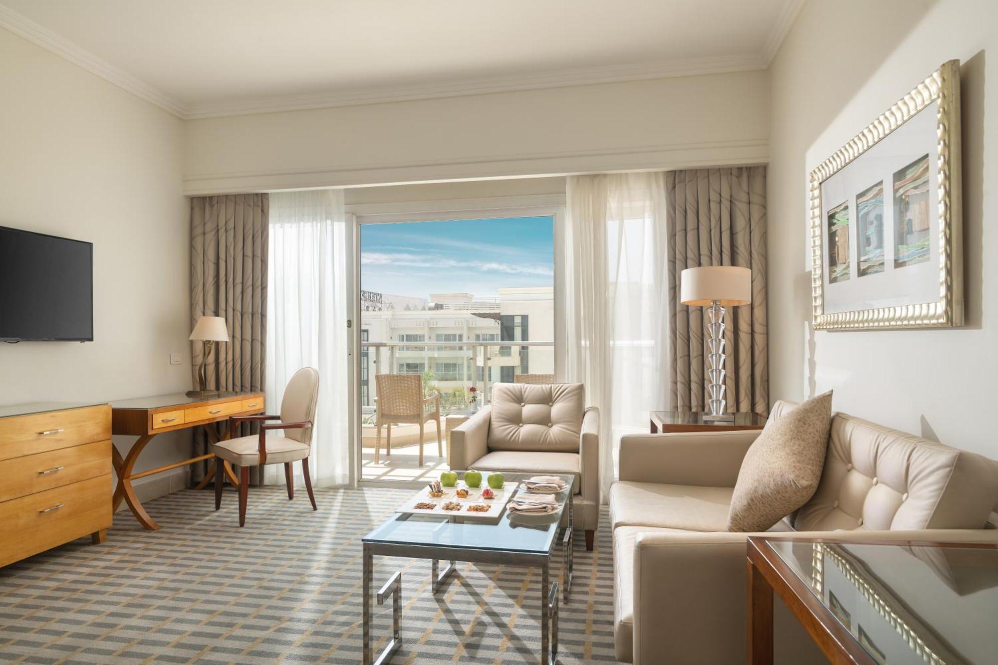 Steigenberger Pyramids Cairo Hotel Al Kawm al Akhdar Kültér fotó A suite at the Atlantis Paradise Island