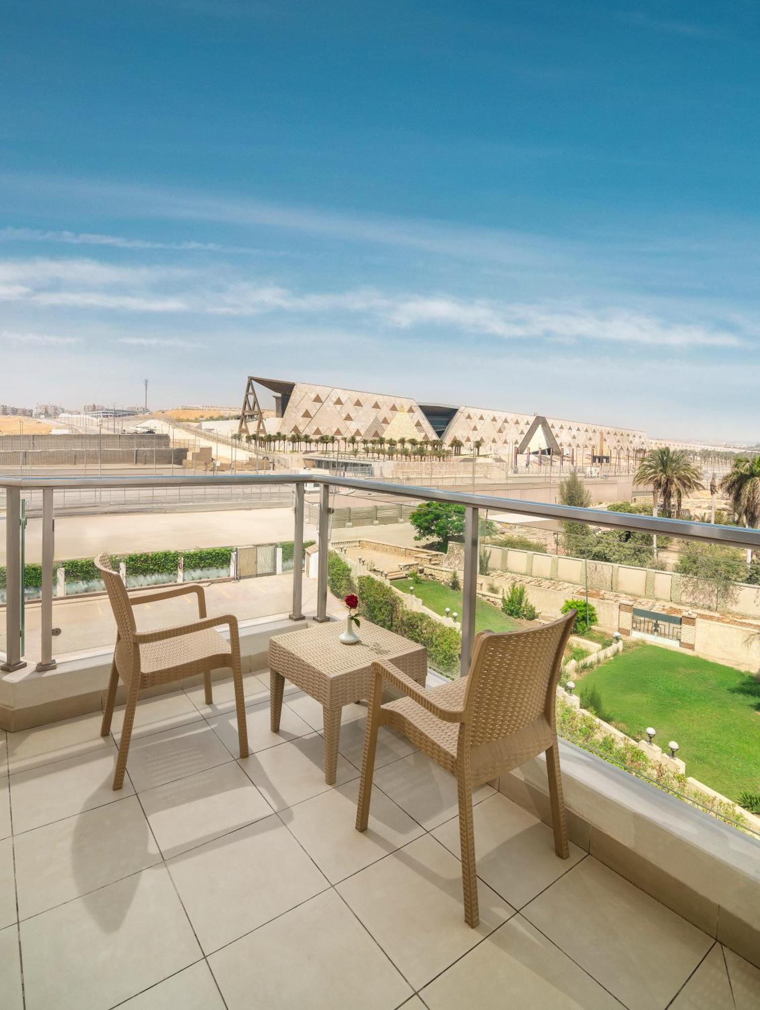 Steigenberger Pyramids Cairo Hotel Al Kawm al Akhdar Kültér fotó View from the hotel