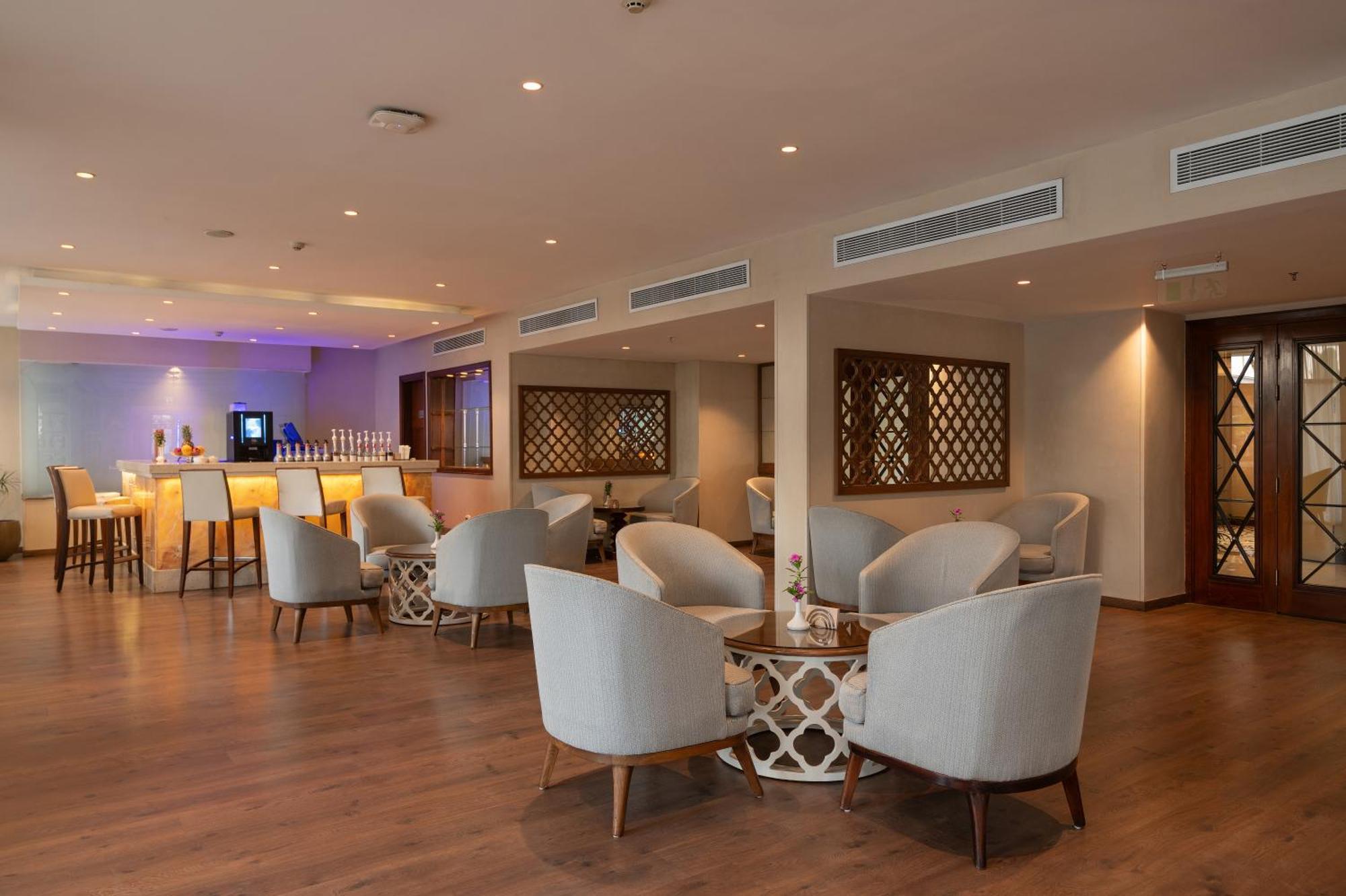 Steigenberger Pyramids Cairo Hotel Al Kawm al Akhdar Kültér fotó The lounge at Male International Airport