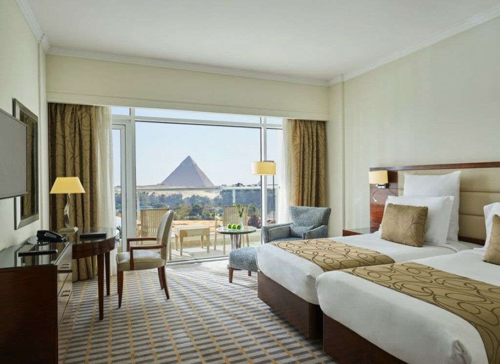 Steigenberger Pyramids Cairo Hotel Al Kawm al Akhdar Kültér fotó A room at the Grand Pyramids Hotel